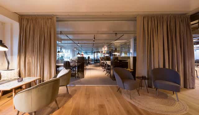Modern coworking meeting room with inviting seating for workshops and corporate gatherings.