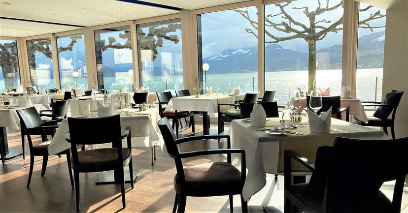 Elegant dining room in PUR Hurden with lakeside views for events and gatherings.