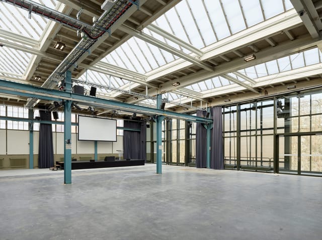 Versatile workshop space in Halle 550 with high ceilings for events and meetings