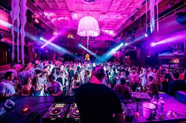 Vibrant nightlife at Die Lounge, Kaufleuten Zürich with dynamic dance event under colorful lights.