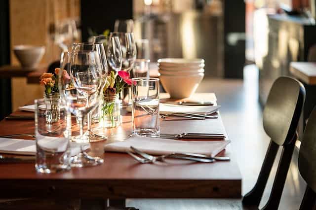 Elegant dining table setup for a corporate dinner in Zürich with fresh flowers.