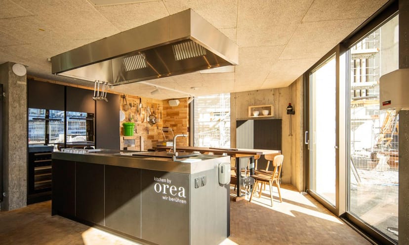 Modern kitchen for collaborative cooking events in Zürich, ideal for culinary classes and workshops.