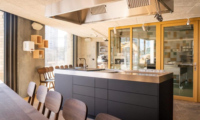 Modern kitchen in Zürich for cooking classes and team-building events.