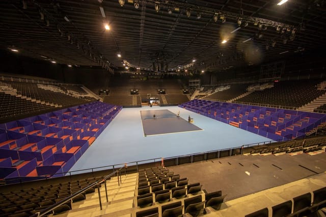 Versatile event space in St. Jakobshalle Basel with vibrant seating for dynamic gatherings.