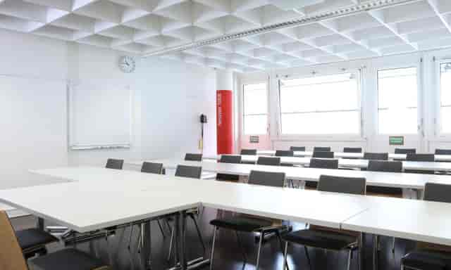 Bright, modular meeting room at Technopark Zürich for workshops and presentations.