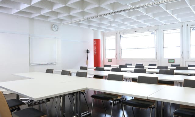 Bright, modular meeting room at Technopark Zürich for workshops and presentations.