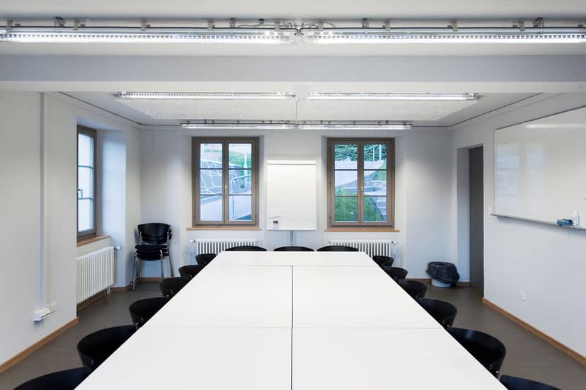 Modern meeting room in Dynamo Zürich with large table, ideal for workshops and collaboration.