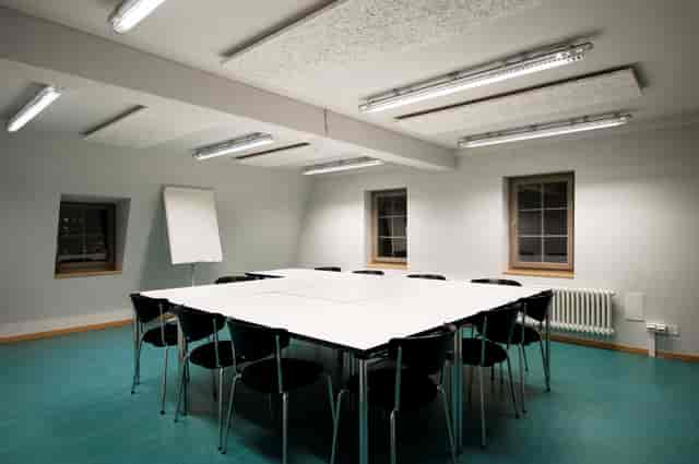 Modern meeting room in Dynamo Zürich, featuring a rectangular table for collaborative sessions.
