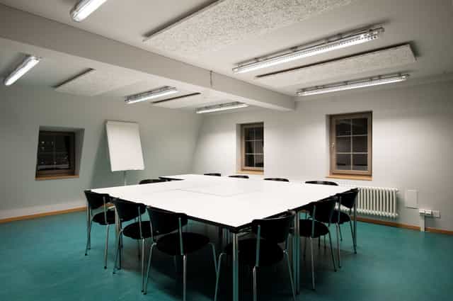 Modern meeting room in Dynamo Zürich, featuring a rectangular table for collaborative sessions.