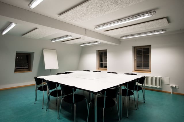 Modern meeting room in Dynamo Zürich, featuring a rectangular table for collaborative sessions.