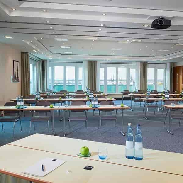 Meeting room at Moritzburg 2 with apples, ideal for corporate events and workshops.