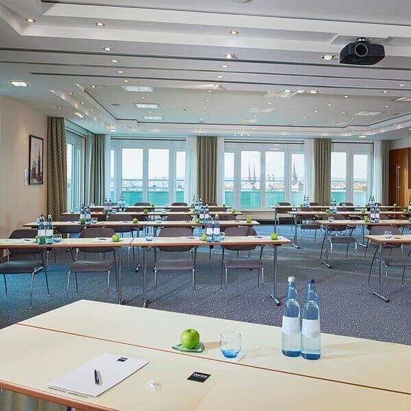 Meeting room at Moritzburg 2 with apples, ideal for corporate events and workshops.