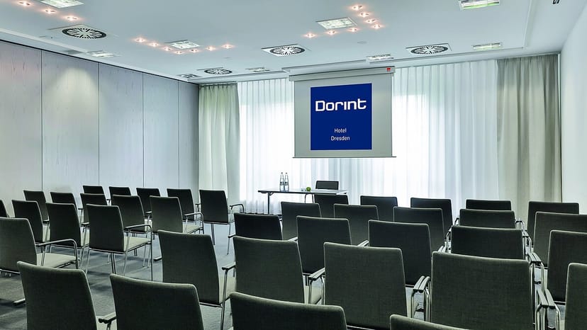 Modern meeting room at Dorint Tagungshotels, ideal for corporate events and presentations.