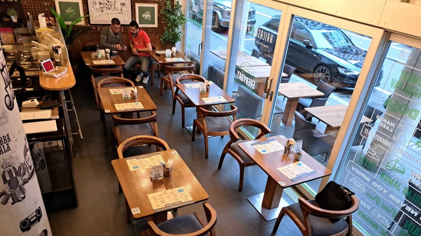 Cozy café in AnaMiRa, ideal for informal meetings and networking events.
