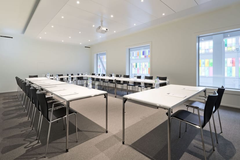 Modern meeting room with U-shaped table for workshops and training sessions in Trafo Baden.