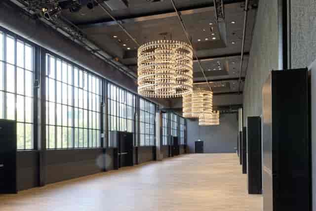 Spacious Trafo Baden Hall 36.1 with chandeliers, perfect for corporate events and galas.
