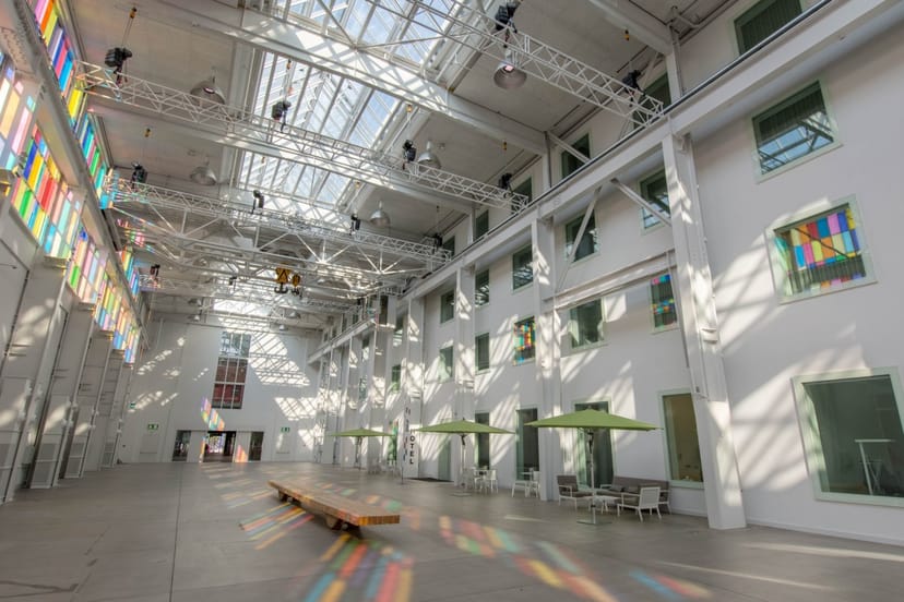 Spacious Hertz Trafo Baden venue with high ceilings, ideal for dynamic events and meetings.