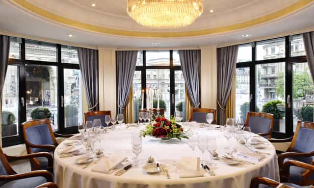 Elegant round table in La Soupière, Hotel Schweizerhof Zürich for corporate dinners.