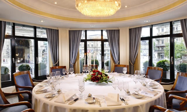 Elegant round table in La Soupière, Hotel Schweizerhof Zürich for corporate dinners.