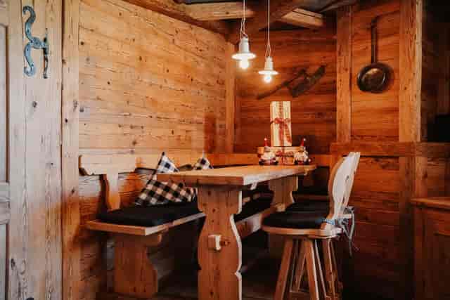 Cozy rustic meeting space at Hotel UTO KULM for workshops and gatherings.
