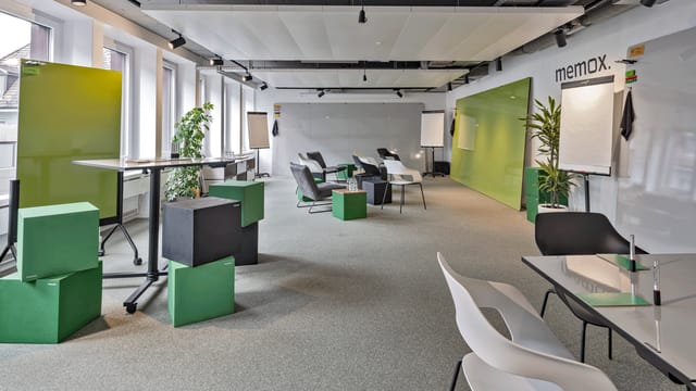 Modern flexible meeting space with movable furniture for workshops and brainstorming.