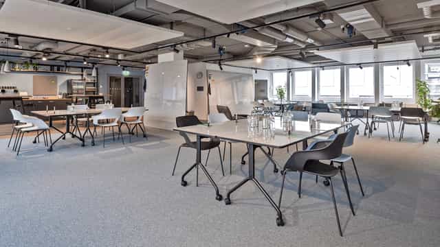 Versatile meeting room with natural light, perfect for workshops and brainstorming sessions.