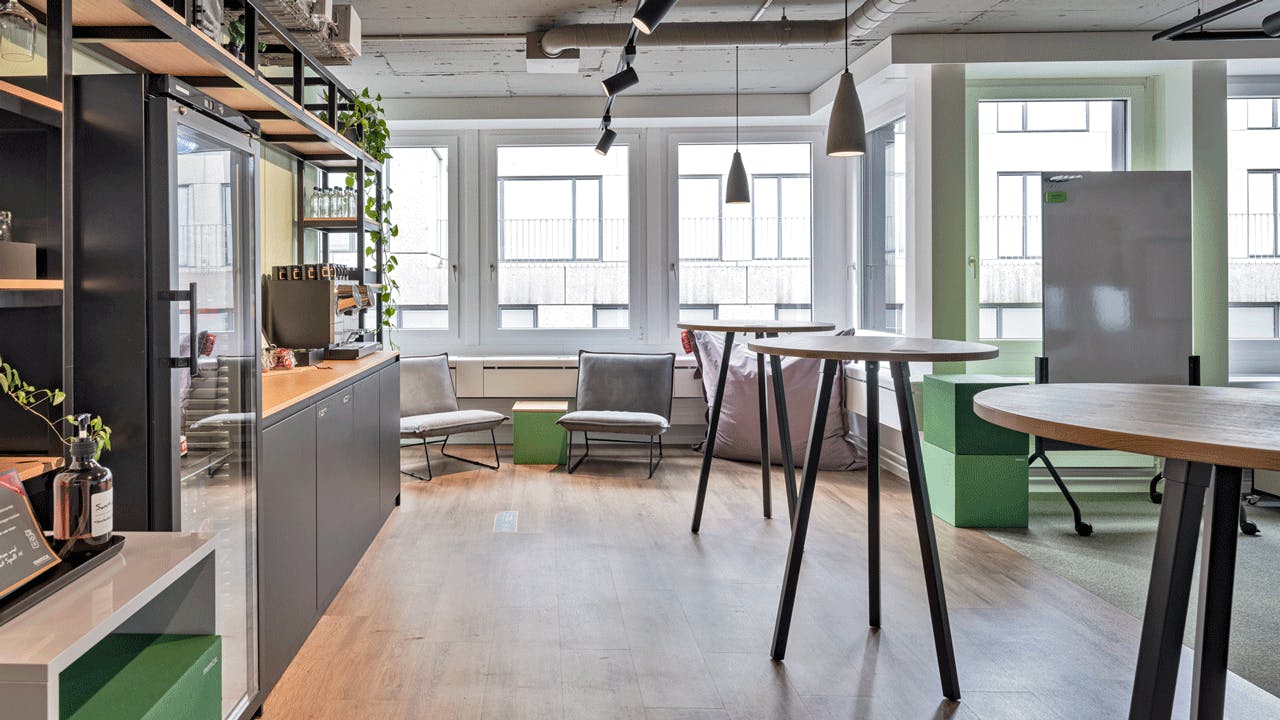 Modern meeting room with sleek furniture and natural light for collaborative sessions.