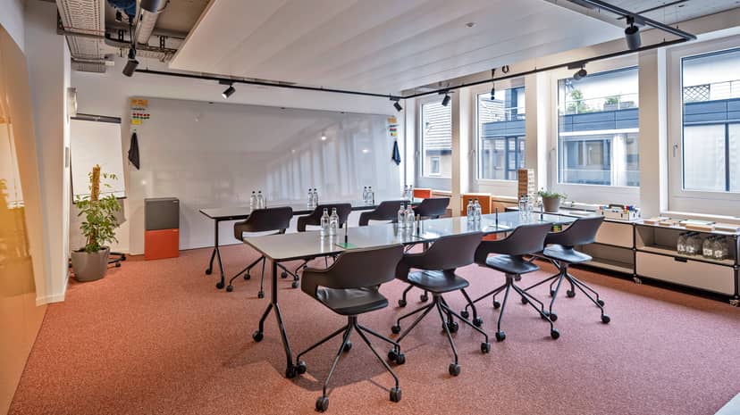 Modern meeting room with ergonomic chairs for collaborative workshops at memox Europaallee.