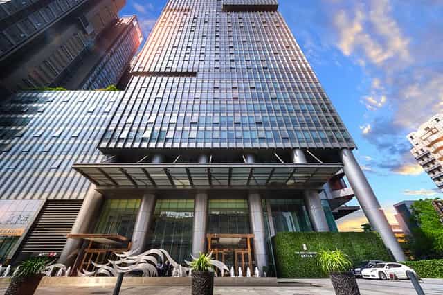 Modern cocktail lounge with glass facade at The Ritz-Carlton, Chengdu for corporate events.