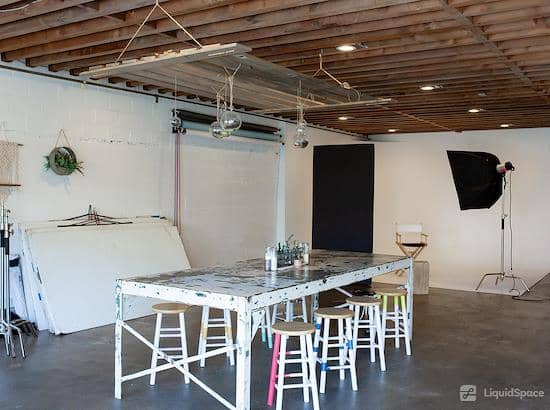 Versatile V-Lounge meeting space with industrial design, ideal for workshops and gatherings.