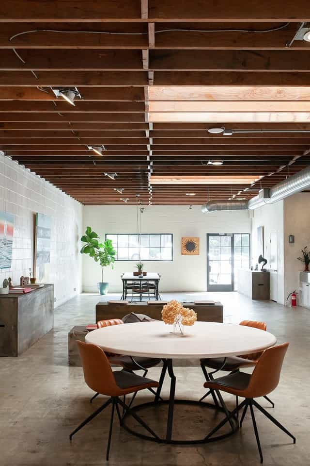 Modern meeting space at Unità Club, with natural light and minimalistic decor for workshops.