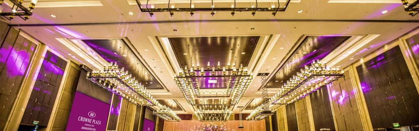 Elegant meeting room with chandeliers at Crowne Plaza Chengdu for upscale events.