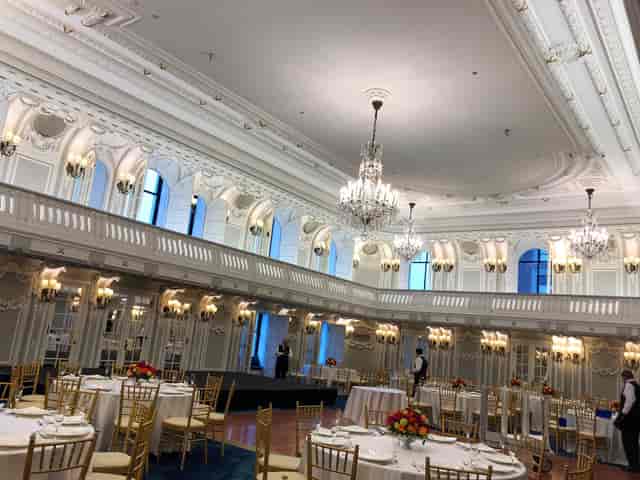 Elegant Chicago event space with high ceilings, perfect for banquets and conferences.