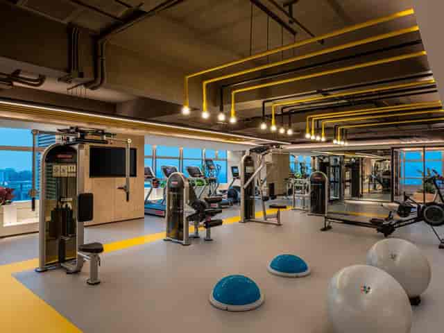Modern gym in Chengdu Hotel with natural light for wellness events and fitness retreats.
