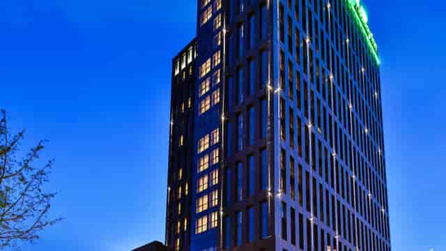Modern Tianfu Ballroom at Holiday Inn Chengdu, ideal for events and conferences.