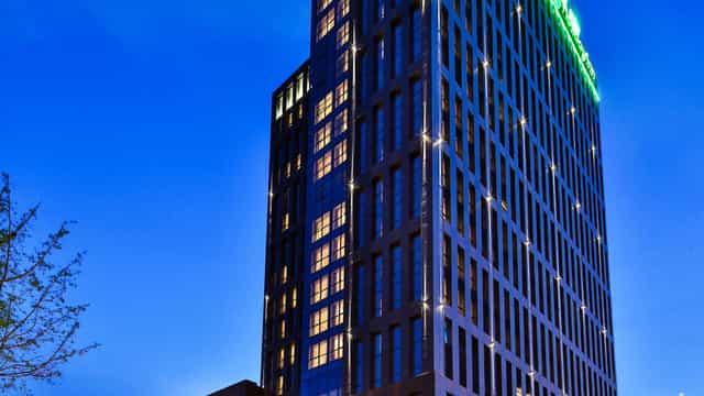 Modern Tianfu Ballroom at Holiday Inn Chengdu, ideal for events and conferences.