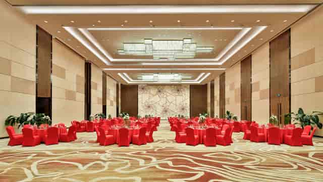 Spacious meeting room with red tablecloths for corporate events at Holiday Inn Chengdu.