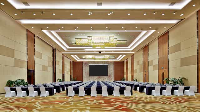 Spacious conference room at Holiday Inn Chengdu Qinhuang for meetings and events.