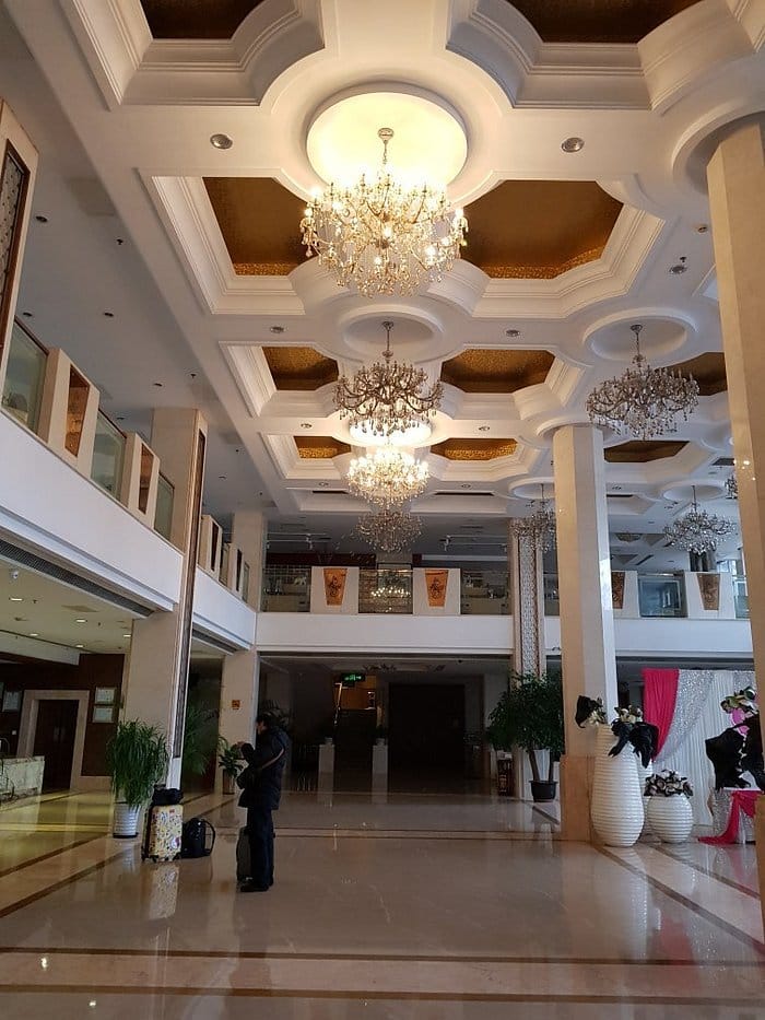 Elegant conference hall with high ceilings at Huasheng Hot Spring Hotel, perfect for events.
