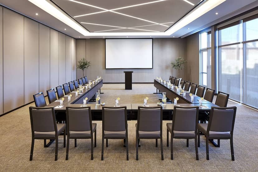 Columbia Boardroom at SpringHill Suites: U-shape seating for corporate meetings and workshops.
