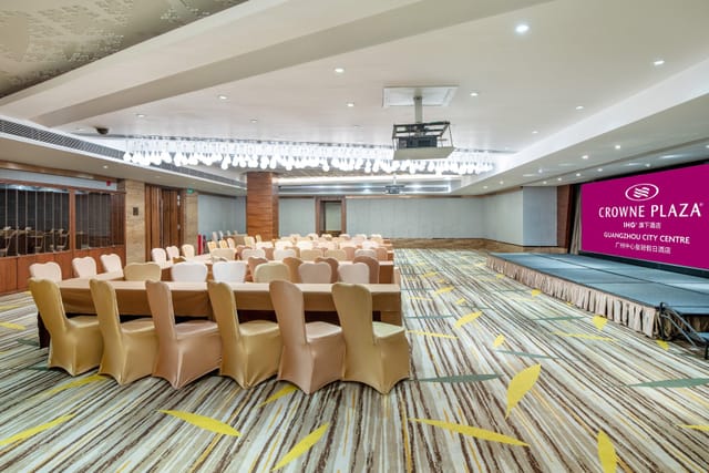 Elegant meeting room at Crowne Plaza Guangzhou, ideal for corporate conferences.