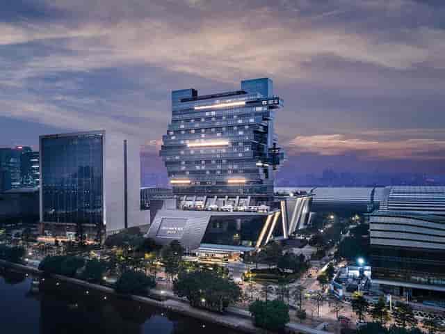 Modern conference hall with glass facade at Shanshui Trends Hotel for corporate events.