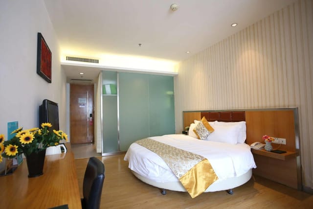 Meeting room at Shanshui Trends Hotel, cozy and functional for business gatherings.