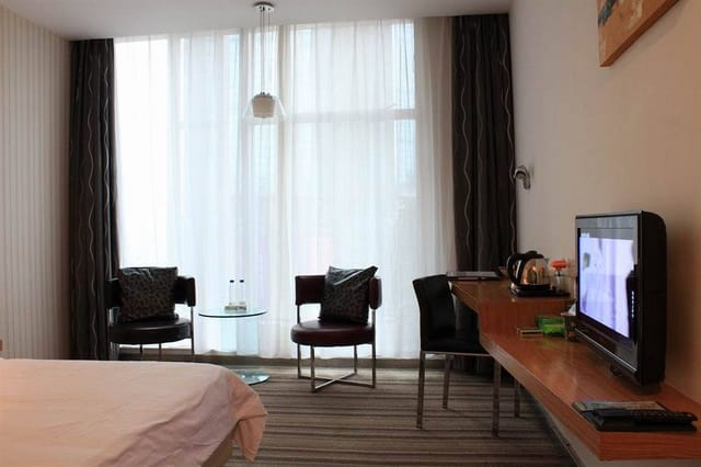 Cozy meeting room at Shanshui Trends Hotel, perfect for events and brainstorming sessions.