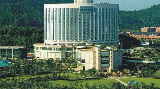Black Cotton Hall at Nansha Grand Hotel: modern conference center with natural light for events.