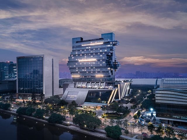 Modern lounge in Courtyard Guangzhou Pazhou, perfect for corporate events and meetings.