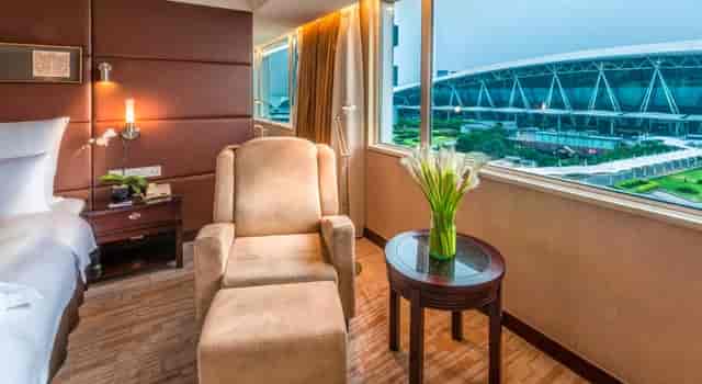 Conference room at Pullman Hotel Baiyun Airport, ideal for meetings and retreats.