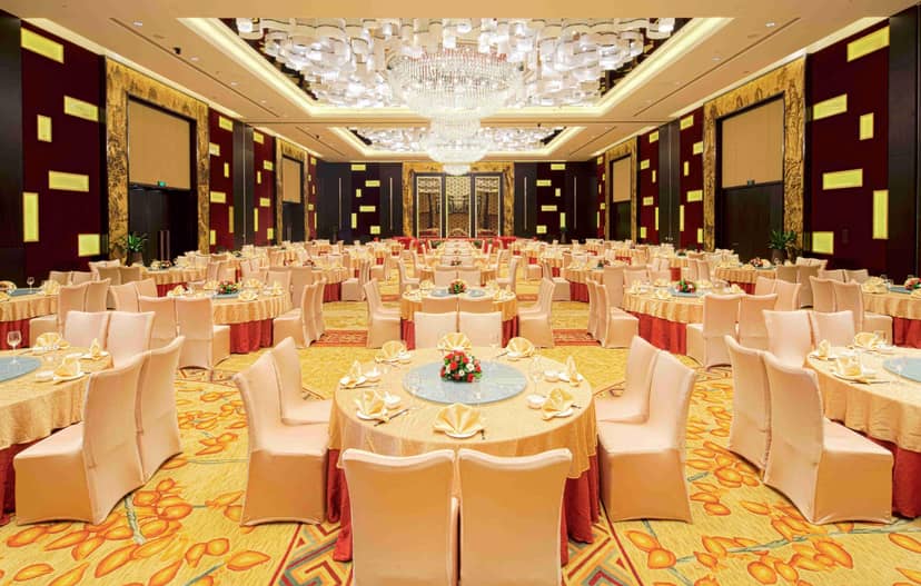 Elegant banquet hall in Crowne Plaza Guangzhou, ideal for formal events and celebrations.
