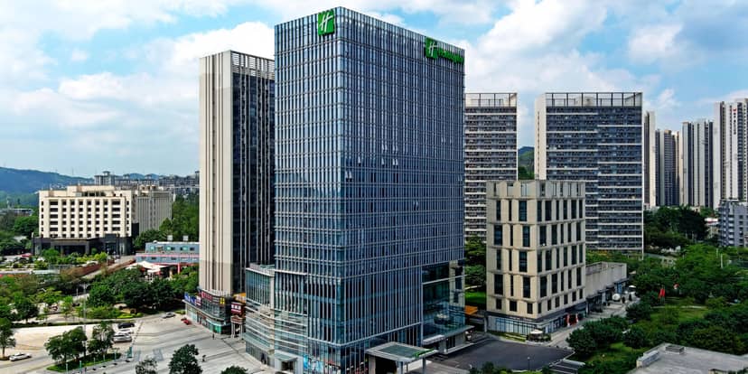 Grand Ballroom at Holiday Inn Guangzhou with large windows, perfect for conferences and events.