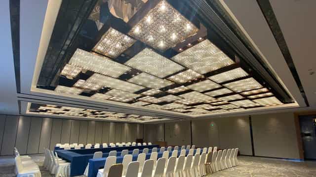 Grand Ballroom at Holiday Inn Guangzhou: modern conference room with elegant lighting.